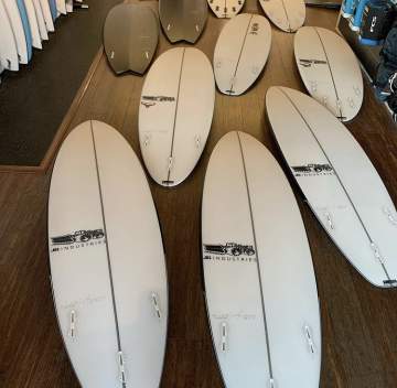 Tout le matériel de surf disponible dans votre surfshop à Biscarrosse, La Vigie