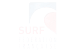Logo FFSURF : Fédération Française de Surf Officielle Logo très clair de la FFSURF (Fédération Française de Surf) avec les mots "SURF FÉDÉRATION FRANÇAISE" en blanc et un motif abstrait bleu et rose/rouge.